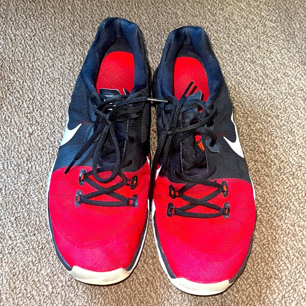 Nike Dual Fusion Sneaker; Size 10.5; Red and Black